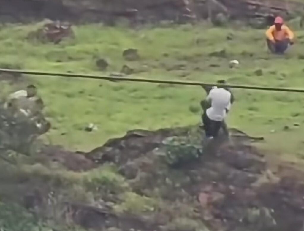 “Obsession Over iPhone Triggers Tragedy as Teen and Parents Die on Hilltop”